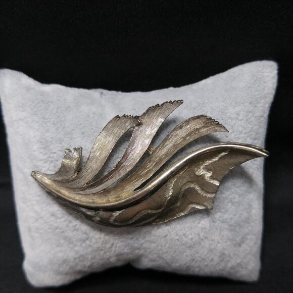 Vintage Leaf Brooch, Silver Tone, JJ Jonette Jewelry, 1970s, 2 1/2 Inches - Picture 2 of 10
